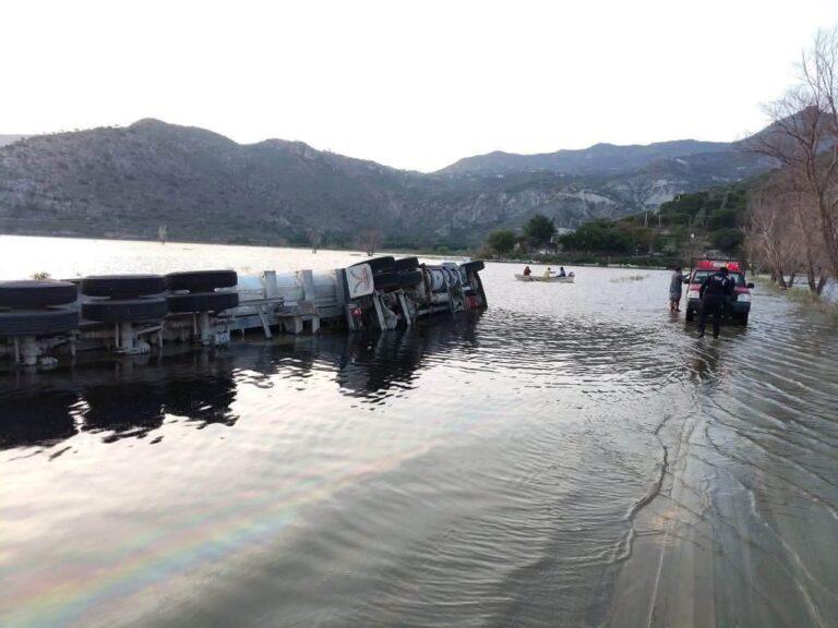 Imagen: Preocupa a pobladores el derrame de diésel en la Laguna de Metztitlán