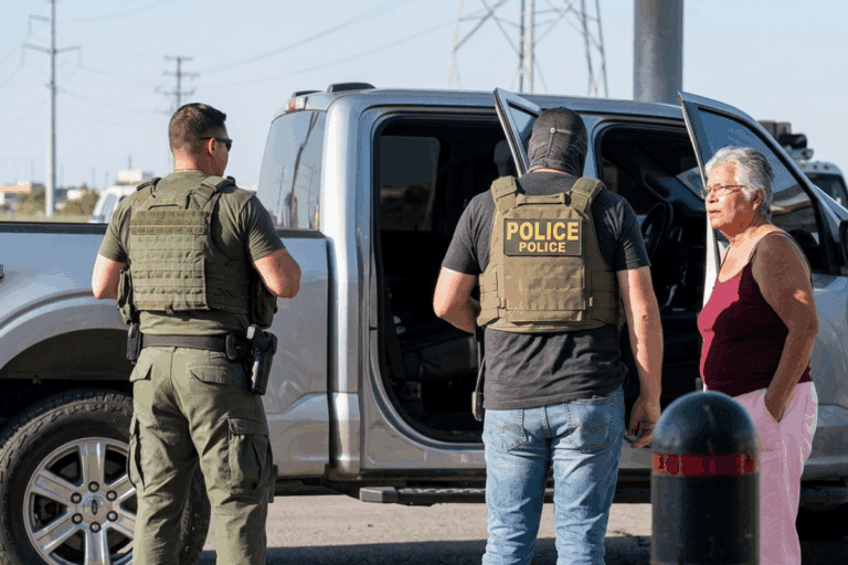 Imagen: “Se equivocaron”: captan a agentes de ICE arrestando a abuelita nativa americana en Estados Unidos