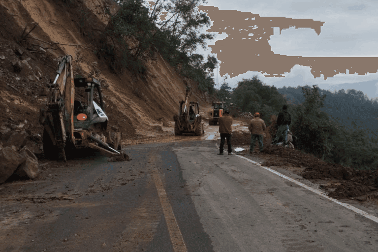 Imagen: Tenango de Doria mantiene vigilancia en carretera afectada por deslaves tras lluvias