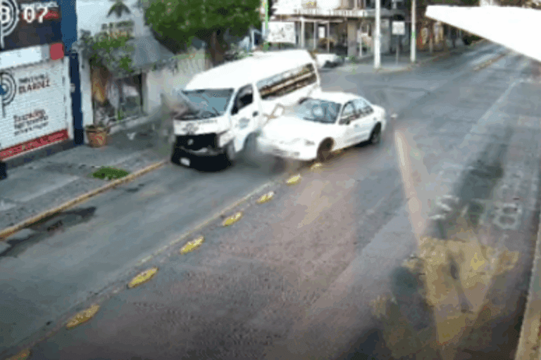 Imagen: Choque entre vehículo particular y transporte público deja lesionados en avenida Revolución de Pachuca