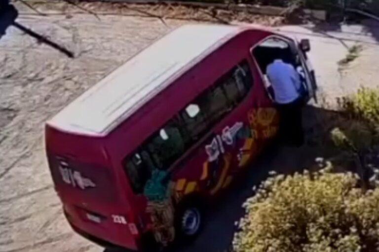 Graban a chofer del transporte metropolitano de Hidalgo mientras hacía sus necesidades en la vía pública