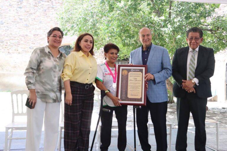 Imagen: Velia Flores recibe máximo reconocimiento por su legado en el deporte adaptado en Actopan
